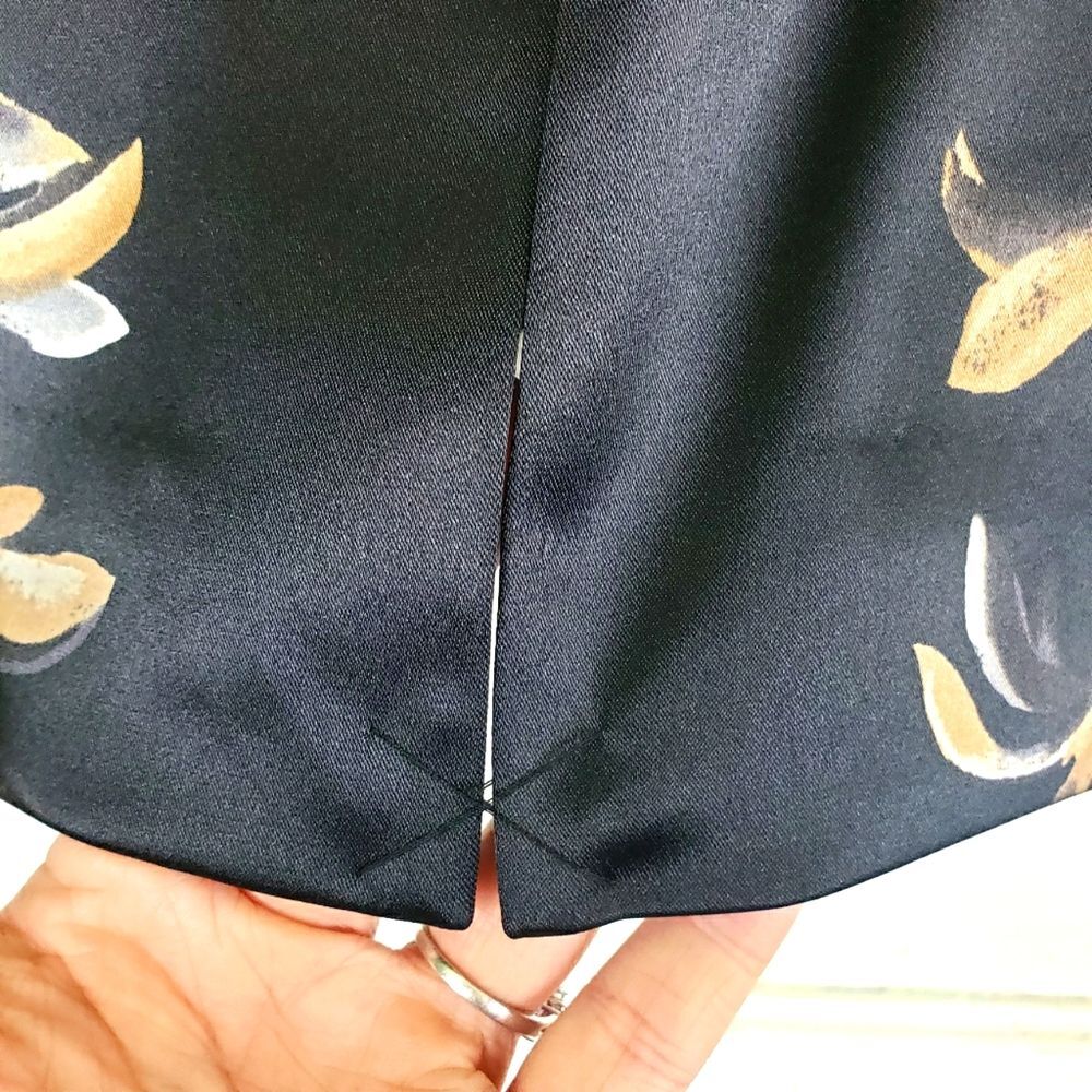 White House Black Market Midi White Flower Midi Satin Chic Skirt Size 02/XS - Picture 8 of 9